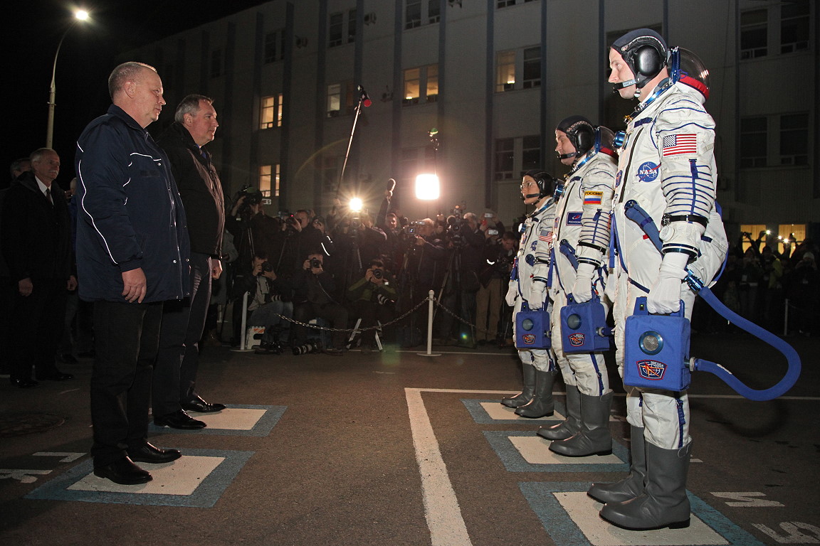 Crew Sojus MS-12 auf dem Weg zum Start