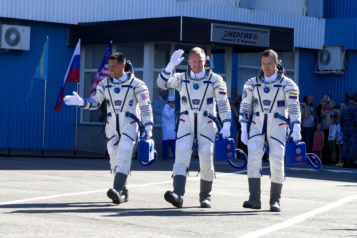 Crew Soyuz MS-22 walkout