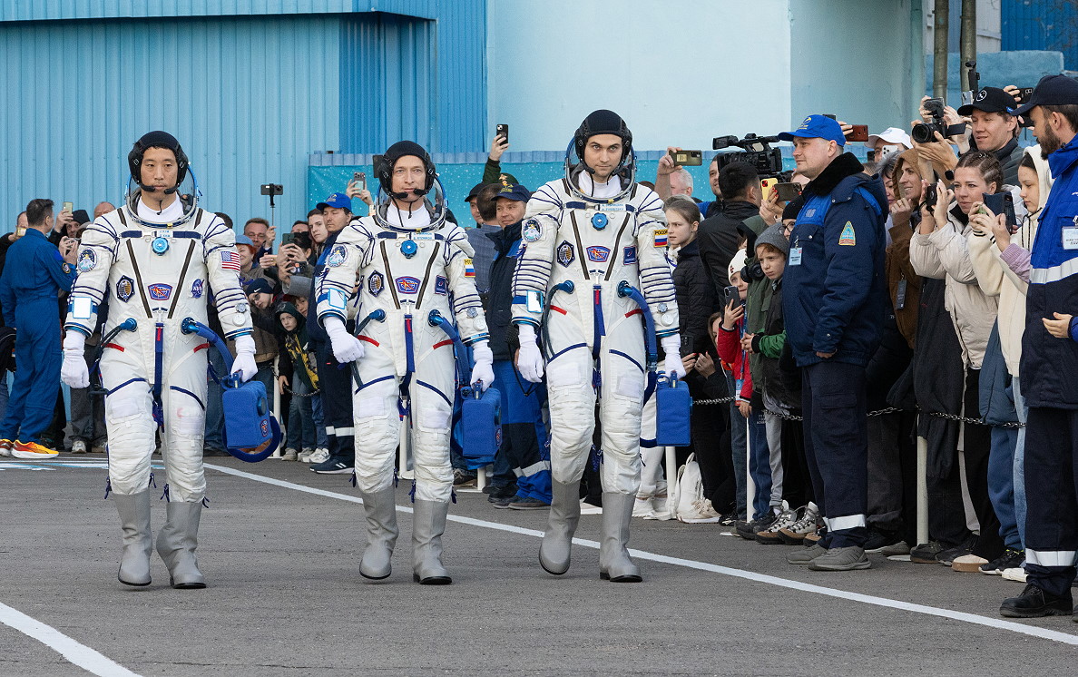 Crew Soyuz MS-27 walkout