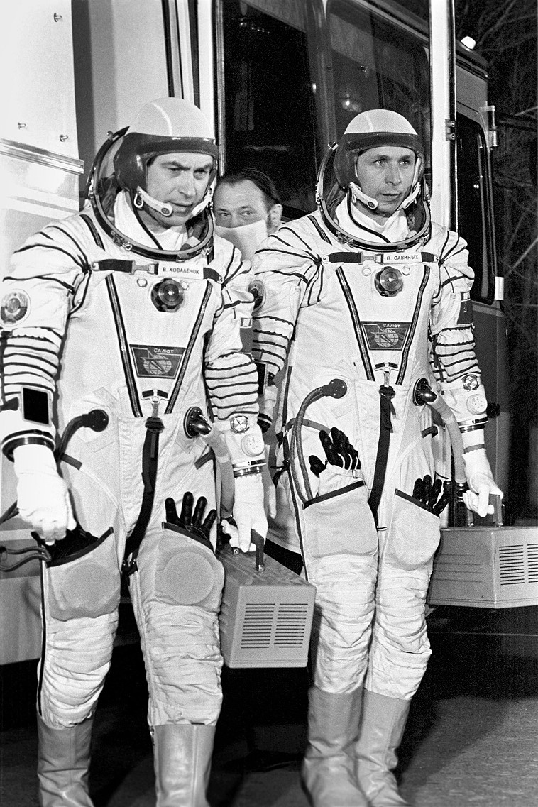 Crew Sojus T4 auf dem Weg zum Start