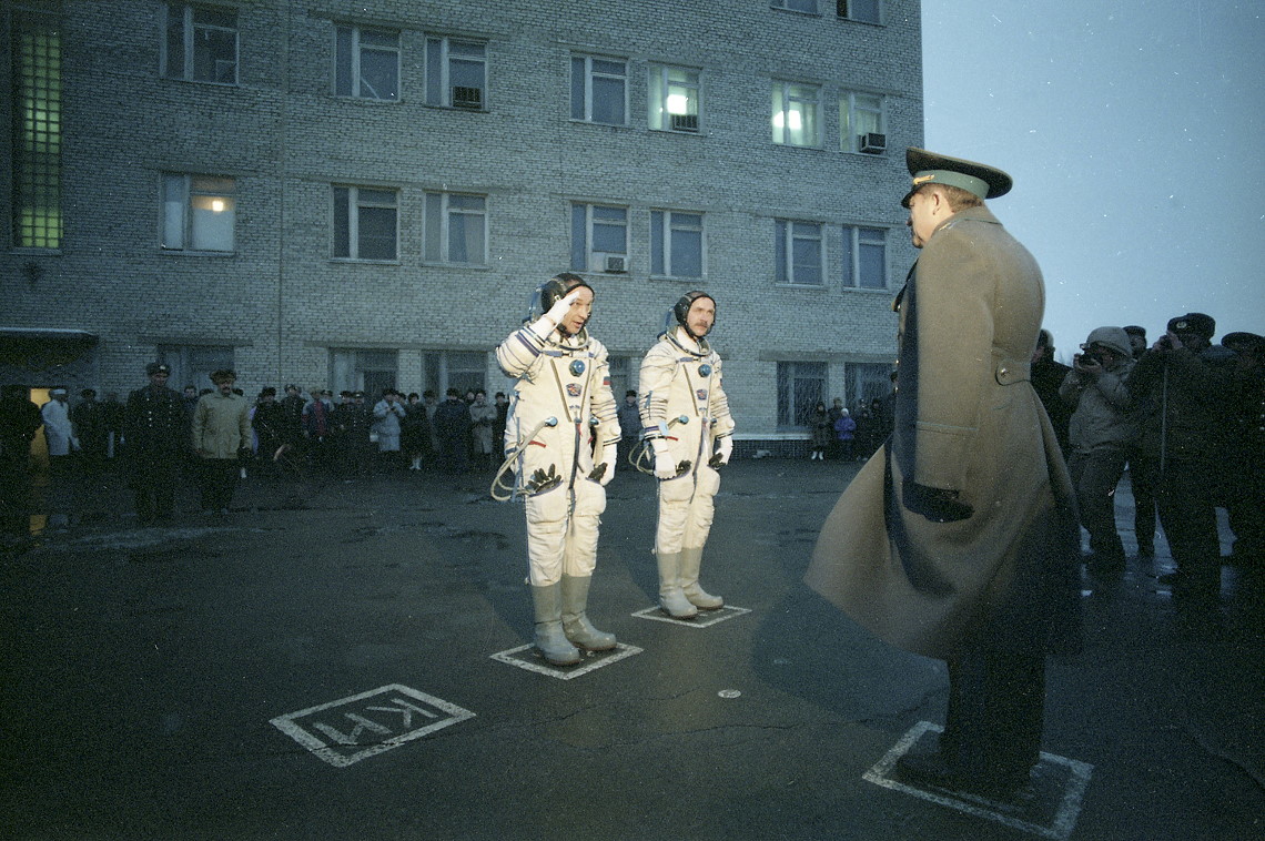 Crew Sojus TM-16 auf dem Weg zum Start