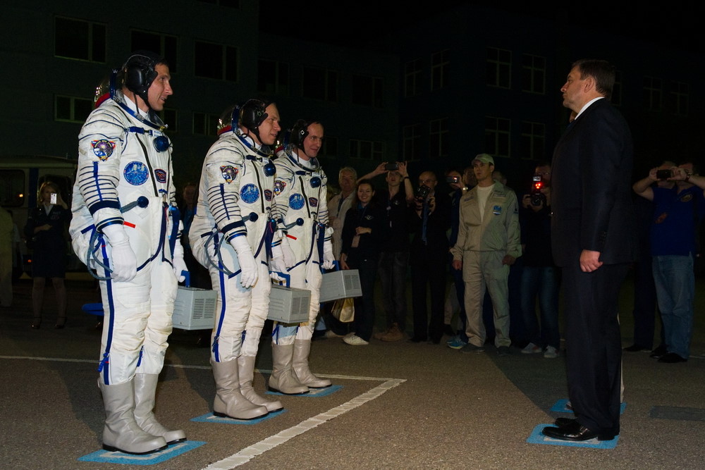 Crew Soyuz TMA-10M walkout