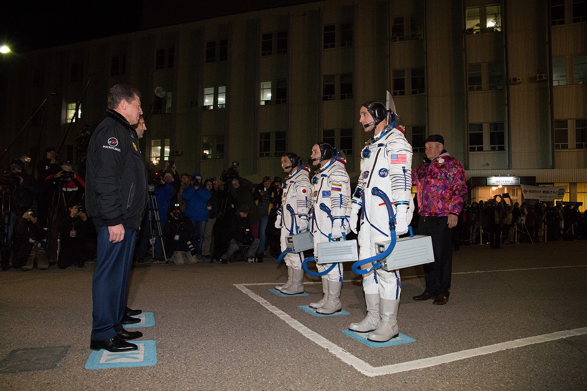 Crew Soyuz TMA-11M walkout