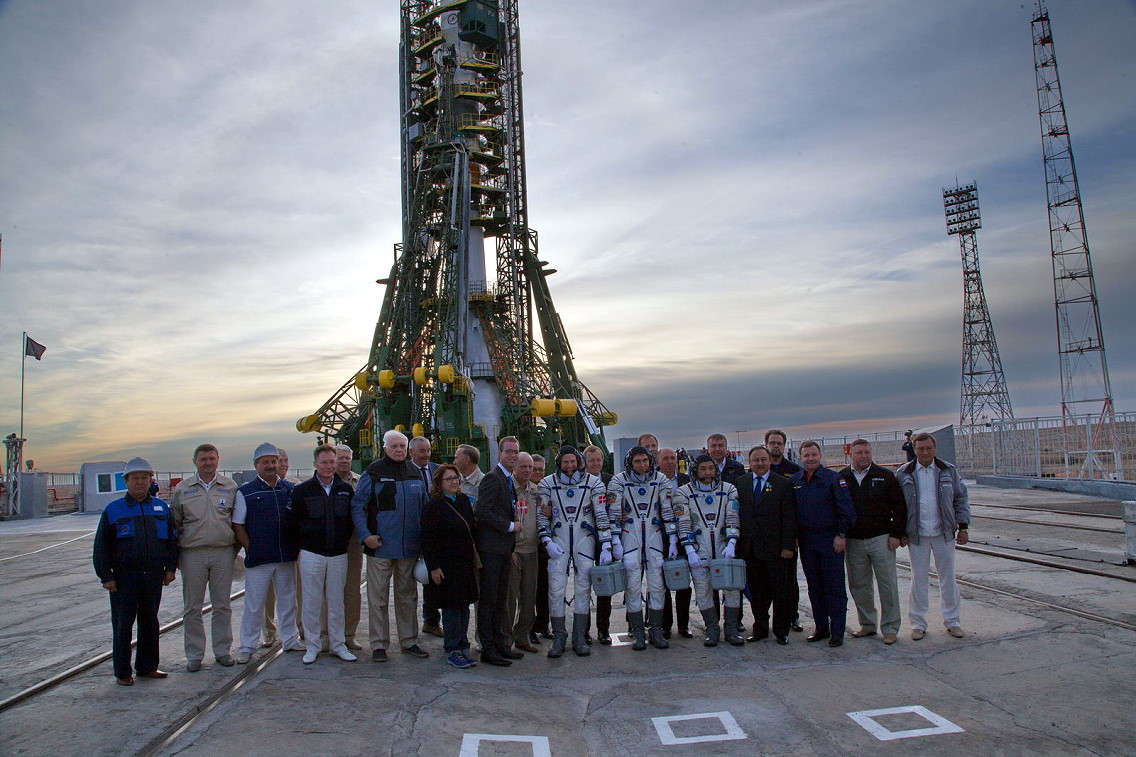 Crew Soyuz TMA-18M walkout