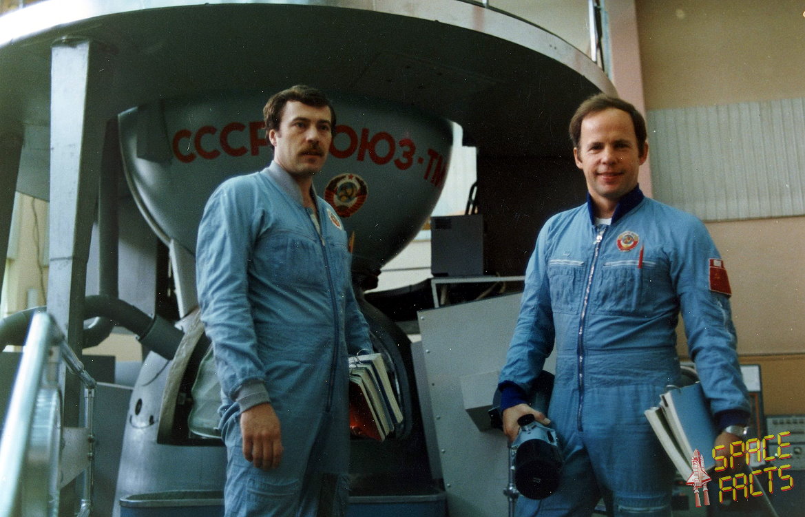 Crew Soyuz TM9