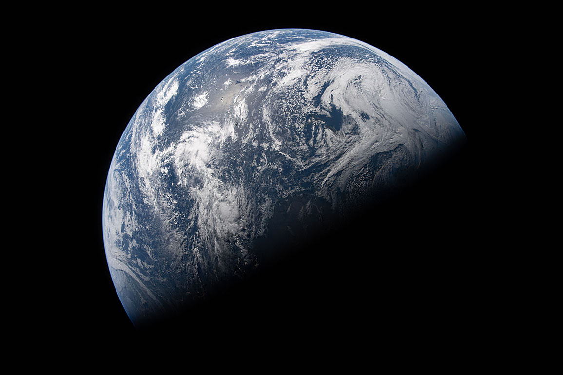 Die Erde von Artemis II ausgesehen nach dem sogenannten Translunar-Injection-Burn